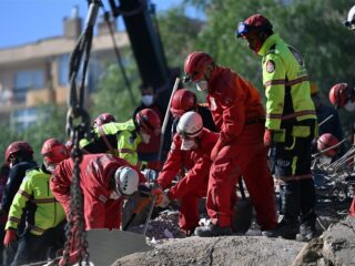 3-jarig meisje na 65 uur onder puin vandaan gehaald in Turkije
