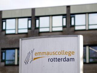 OM sleept duo voor de rechter na cartoonrel waardoor docent moest onderduiken