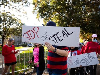 Door Trump aangevraagde hertelling levert meer stemmen op voor Biden