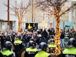 ME grijpt in tegen tegendemonstranten tijdens KOZP-protest in Maastricht