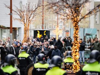 ME grijpt in tegen tegendemonstranten tijdens KOZP-protest in Maastricht