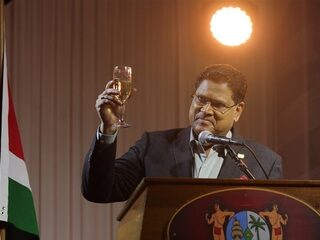 Suriname viert 45 jaar onafhankelijkheid: "Wan switi Srefidensi!"