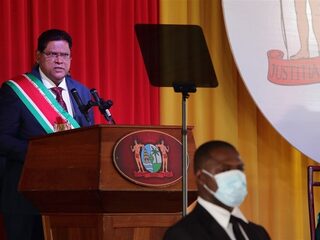 Hulpmiddelen vanuit Nederland naar Suriname vanwege 'onbeheersbaar' coronavirus