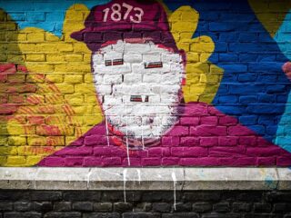 Pand The Black Archives in Amsterdam beklad met witte verf en stickers