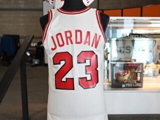 Michael Jordan's legendarische debuut-shirt voor recordbedrag geveild