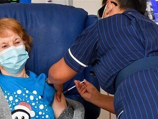 Eerste persoon ter wereld ingeënt met Pfizer-coronavaccin