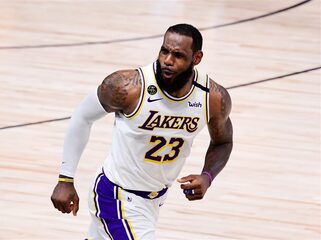 Jarige LeBron James behaalt mijlpaal in historische wedstrijd