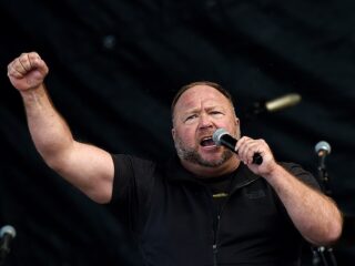 Complotdenker Alex Jones verliest al zijn bezittingen na complot over school shooting