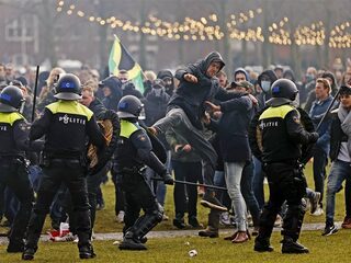 Politie zet waterkanon in om illegale demonstratie te beëindigen