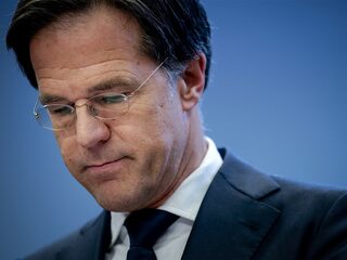 Rutte kondigt plannen avondklok aan en beperkt bezoek tot 1 persoon