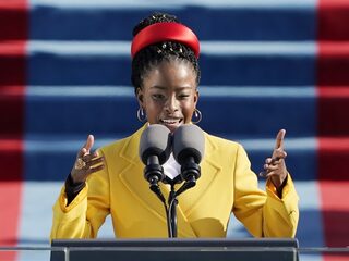 Een en al lof voor inauguratiespeech 22-jarige dichteres Amanda Gorman