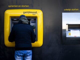 Man vindt ruim 1000 euro bij pinautomaat, geeft geld af bij de gemeente