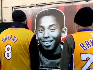 Shirt van Kobe Bryant geveild voor ruim 2,7 miljoen dollar