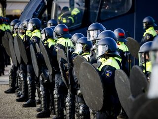 30 arrestaties bij demonstratie in Amsterdam en noodbevel in Apeldoorn