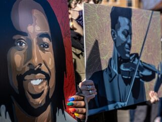 Agent in VS vrijgesproken van dodelijke arrestatie van zwarte man Elijah McClain