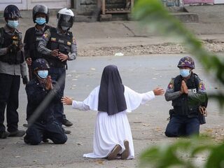 Non in Myanmar knielt voor politie om geweld te stoppen