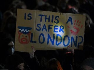 Britse politie grijpt in tijdens wake voor vermoorde Sarah Everard