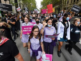 Twee op de drie jonge vrouwen krijgen te maken met straatintimidatie
