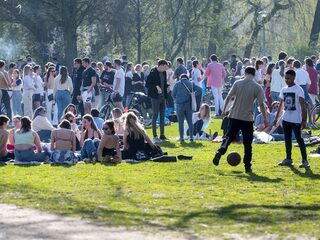 Vondelpark in Amsterdam ontruimd, flessen naar agenten gegooid