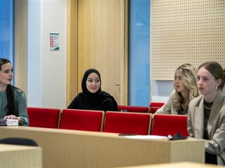 Nibud: "Leenstelsel maakt studenten financieel afhankelijker van hun ouders"