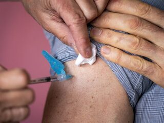 Twaalf gevaccineerde ouderen in verpleeghuis positief getest op coronavirus