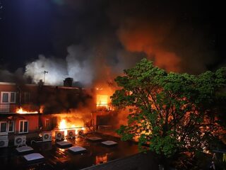 Grote brand in woningblok en moskee in Den Haag