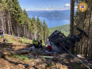 Ongeval met kabelbaan in Italië: 9 doden nadat cabine naar beneden stort