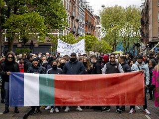 Buurtbewoners lopen stille tocht voor slachtoffers steekpartij in Amsterdamse Pijp