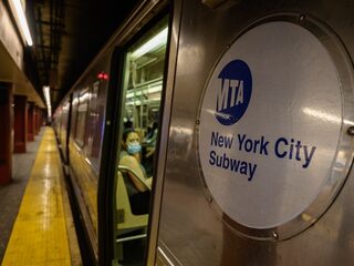 Man (61) voor metro geduwd in New York