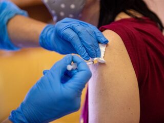 Arts Putri Hintaran: 'Vaccins bieden bescherming tegen alle bekende coronavarianten'