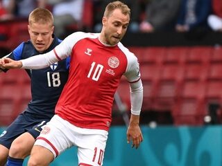 Voetballer Christian Eriksen van Denemarken zakt in elkaar tijdens EK-duel