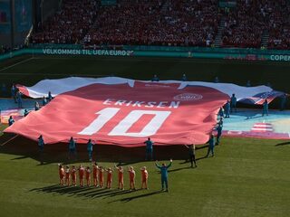 Eriksen verlaat ziekenhuis na succesvolle operatie en bezoekt teamgenoten
