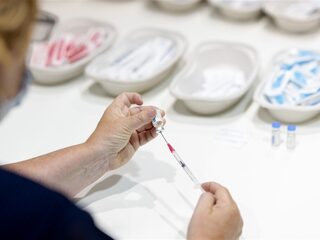 12-jarige jongen wint rechtszaak van vader over coronavaccin