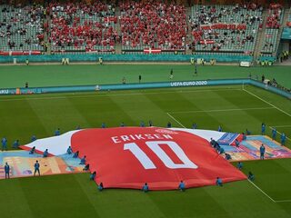 Deense voetballer Eriksen door UEFA uitgenodigd om EK-finale bij te wonen