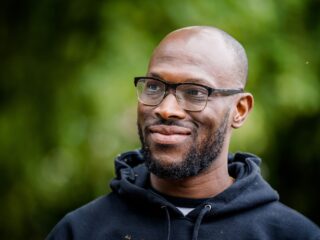 Mitchell Esajas over racistische reacties na ontvangen lintje: "Er is nog veel werk te doen"