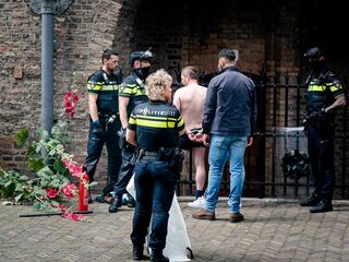 Man probeert zichzelf op het Binnenhof in brand te steken