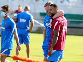 Memphis Depay traint voor het eerst mee met FC Barcelona