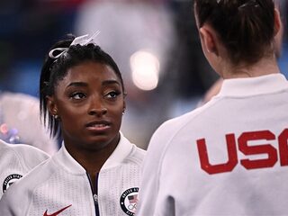Simone Biles ziet af van olympische meerkamp vanwege mentale problemen