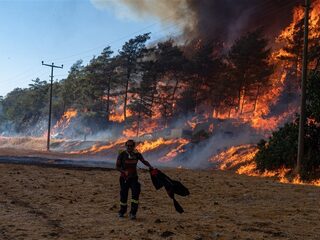 Turkse bosbrand bereikt elektriciteitscentrale, inwoners geëvacueerd via zee