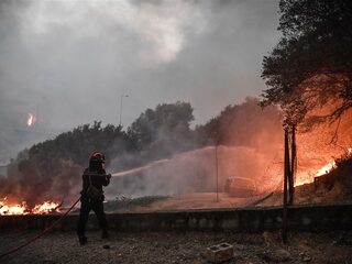 Duizenden inwoners Griekenland vluchten voor naderende natuurbranden