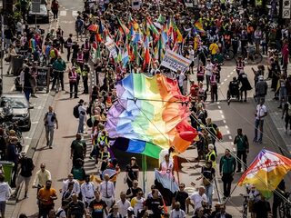 Duizenden lopen in Amsterdam mee met Pride Walk