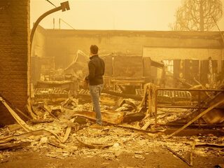 Enorme bosbrand in Californië verwoest meer dan 400 woningen en bedrijven