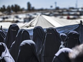 Twaalf Nederlandse IS-vrouwen en hun 28 kinderen zijn opgehaald uit Syrië