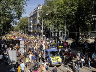 Tienduizenden mensen lopen mee tijdens protestmars tegen coronabeleid in Amsterdam