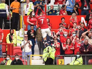 Cristiano Ronaldo scoort meteen twee keer bij terugkeer in Manchester
