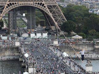 Franse koorddanser steekt Seine over vanaf de Eiffeltoren