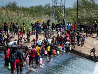 VS wil Haïtianen die leven onder Texaanse brug op deportatievluchten zetten