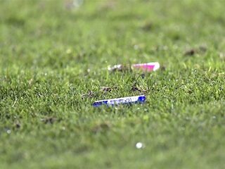 Voetbalwedstrijd stilgelegd na gooien met bier en aanstekers