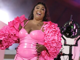 Lizzo deelt voorproefje van nieuw nummer met sensueel filmpje