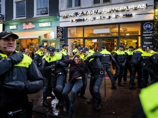 Tientallen aanhoudingen na demonstratieverbod bij Utrechts restaurant